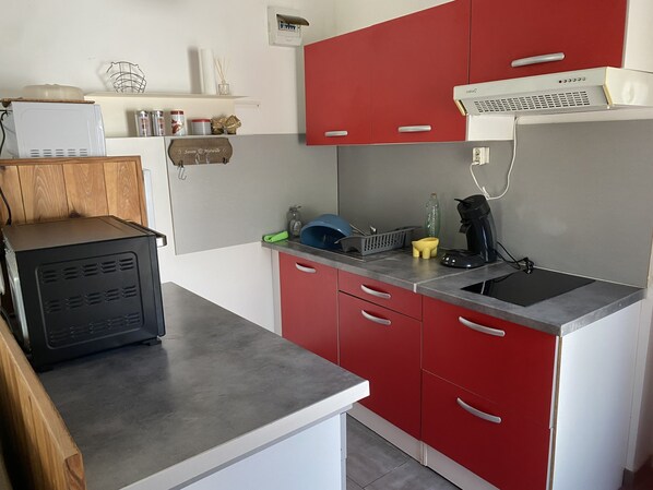 Private kitchen - Vrbo Property (Pignan)