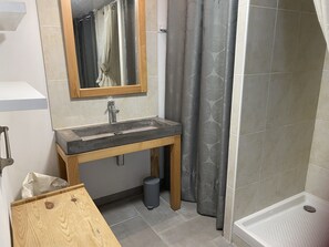 Bathroom - Vrbo Property (Pignan)