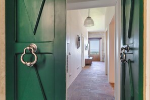 Interior - Panoramic Views in the Heart of Tuscany, Historic Borgo Apartment with balcony. (Scrofiano)