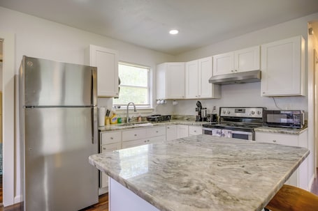 House (3 Bedrooms) | Interior. 7 Mi to Dtwn Satx! Bright Home w/ Yard & Grill