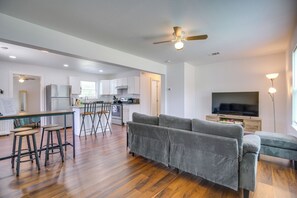 Interior - 7 Mi to Dtwn Satx! Bright Home w/ Yard & Grill (San Antonio)