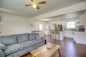 A living room with a sofa, a coffee table, and a ceiling fan. - 7 Mi to Dtwn Satx! Bright Home w/ Yard & Grill (San Antonio)