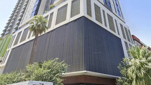 Un immeuble de grande hauteur, doté de nombreux étages, de grandes fenêtres et d’une architecture moderne.