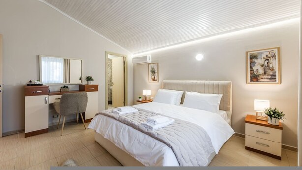 House | 3 bedrooms - Loen Spacious Seaside 3BR Apartment (Durrës)