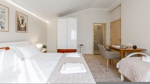 House | 3 bedrooms - Loen Spacious Seaside 3BR Apartment (Durrës)