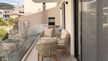 Signature Condo, 2 Bedrooms, Non Smoking, Kitchen | Balcony