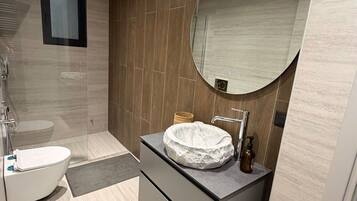 Signature Condo, 2 Bedrooms, Non Smoking, Kitchen | Bathroom