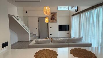 Condo Signature, 2 chambres, non-fumeur, cuisine | Salle de séjour | Téléviseur connecté de 40 po avec télévision par satellite