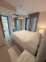 Condo com design assinado, 2 quartos, para não fumantes, cozinha | Ferros/tábuas de passar roupa, Wi-Fi de cortesia