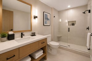 Junior-Zimmer | Badezimmer | Kostenlose Toilettenartikel, Haartrockner, Handtücher, Seife