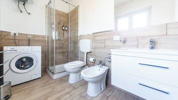 Appartamento, 2 camere da letto, balcone | Bagno | Doccia, asciugacapelli, asciugamani, sapone