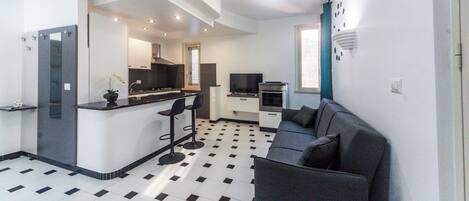 Apartment, 3 Bedrooms, Air conditioning | Living area
