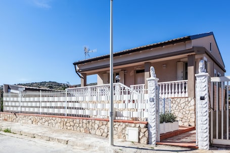 Apartment, 3 Bedrooms, Air conditioning | Exterior. Dream Houses