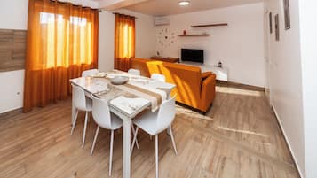Apartment, 2 Schlafzimmer, Balkon | Speisen