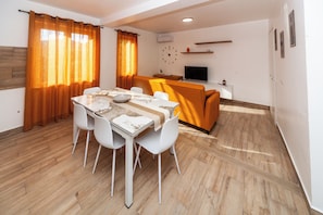 Apartment, 2 Schlafzimmer, Balkon | Speisen