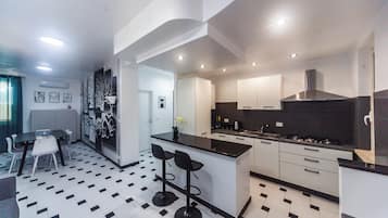 Apartamento, 3 quartos, ar-condicionado | Cozinha privada | Geladeira grande, fogão, cooktop, lava-louças
