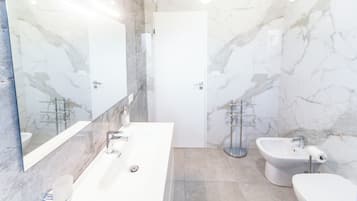 Apartamento, 3 quartos, ar-condicionado | Banheiro | Chuveiro, secador de cabelo, toalhas de banho, sabonete