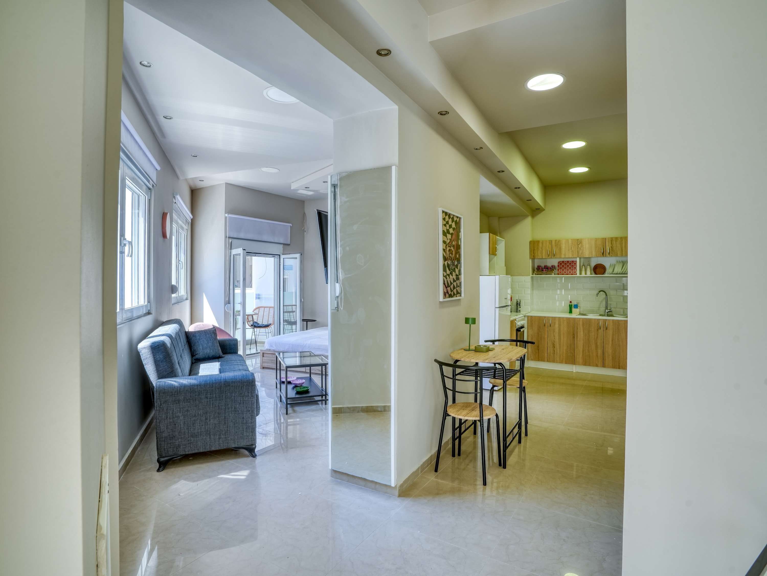 Um apartamento moderno com sala de estar, espaço para refeições e cozinha.