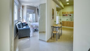 A modern apartment with a living area, dining space, and kitchen. - Easy Stay - A Fresh Getaway in Kefalos Kos (Kos)