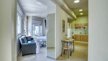 Um apartamento moderno com sala de estar, espaço para refeições e cozinha.