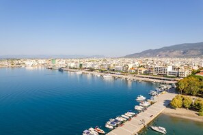A marina with boats docked, a cityscape with buildings, and a clear sky. - Modern City-center Studio in the Heart of Kalamata (Kalamata)
