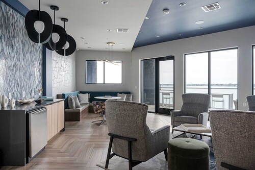Sapphire Sunset Modern Retreat Near Lake Pool Gym