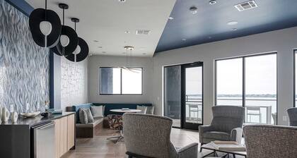 Sapphire Sunset Modern Retreat Near Lake Pool Gym