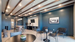 Un interior moderno con área de cocina, comedor y asientos.