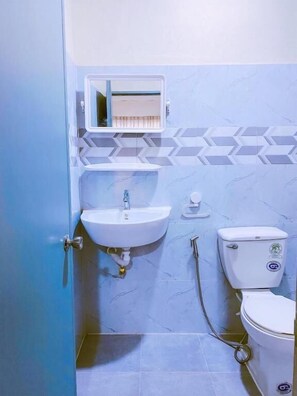 Buồng tắm vòi sen, đồ dùng nhà tắm miễn phí, khăn tắm 