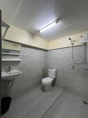 Family Room | Bathroom | Shower, free toiletries, towels, toilet paper - ANK Residence Patong (Kathu)