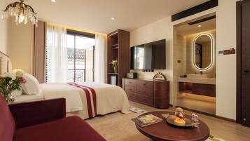 Signature Double Room | Minibar, desk, laptop workspace, blackout drapes
