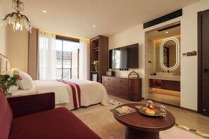 Luxury Double Room | Minibar, desk, laptop workspace, blackout curtains - BLOSSOM Floral Art Aesthetic Villa (Dali)