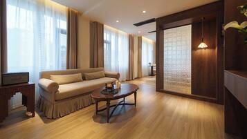 Family Suite | Living area | TV