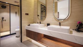 Signature Twin Room | Bathroom | Shower, free toiletries, hair dryer, bathrobes