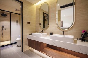 Comfort Twin Room | Bathroom | Shower, free toiletries, hair dryer, bathrobes - BLOSSOM Floral Art Aesthetic Villa (Dali)