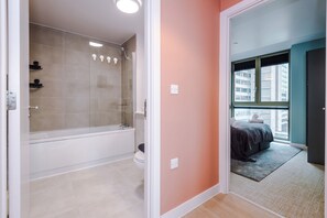 A modern bathroom with a glass-enclosed shower, a bathtub, and a toilet. - 2BDR Old Trafford Free Parking Rooftop Terrace (Stretford)