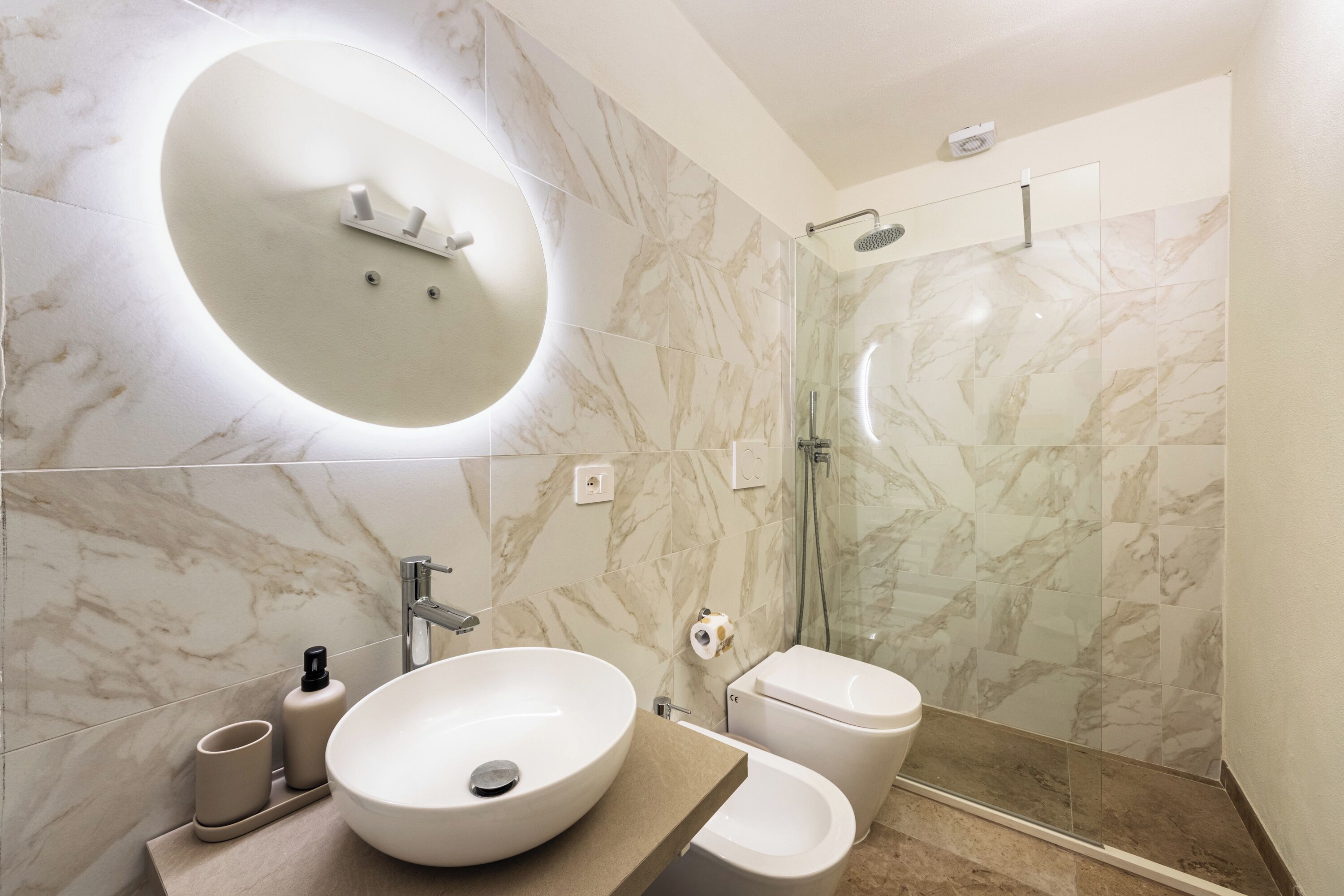 Shower, hair dryer, bidet, towels