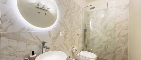 Shower, hair dryer, bidet, towels