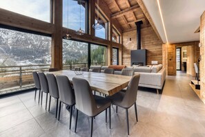 Ein modernes Interieur mit Essbereich, Sofa und Kamin.