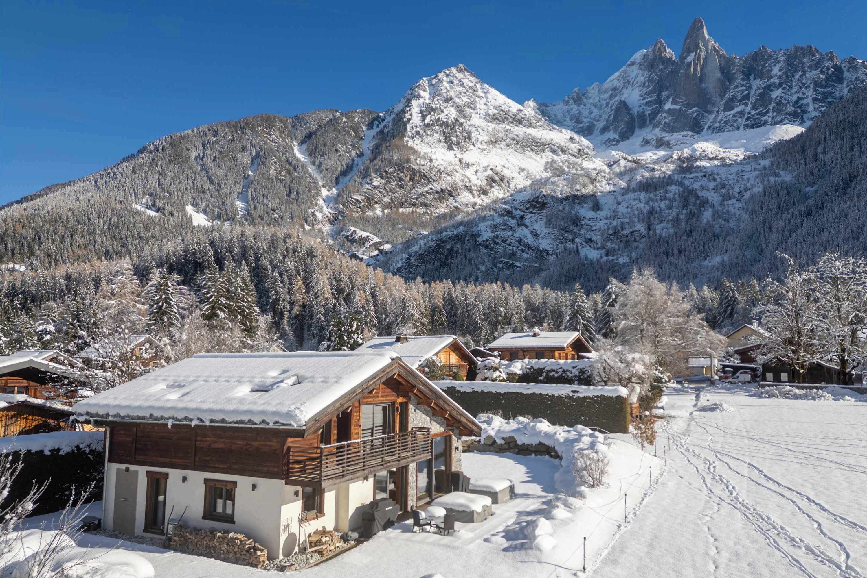 Nested in the most privileged area of Chamonix, Les Bois, you can enjoy the views of all the main summits : Aiguilles de Chamonix, Aiguilles Rouges, Mont-Blanc or like shown here, Les Drus