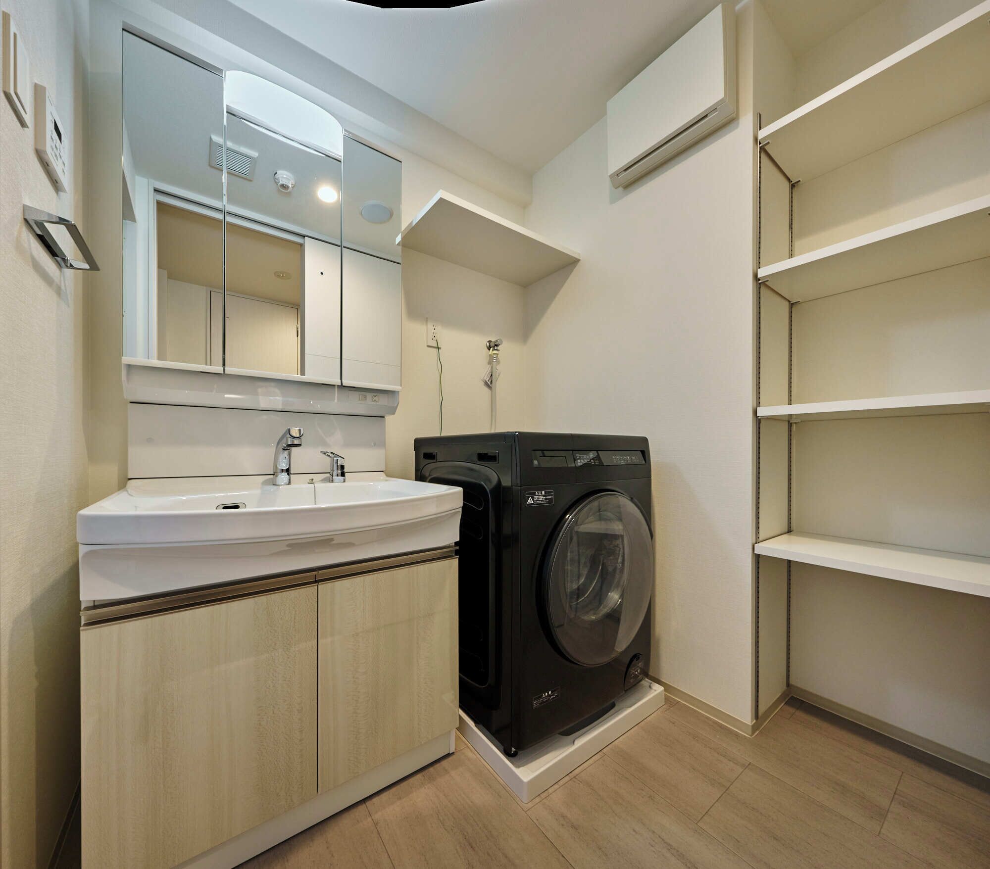 Combined shower/tub, hair dryer, slippers, towels