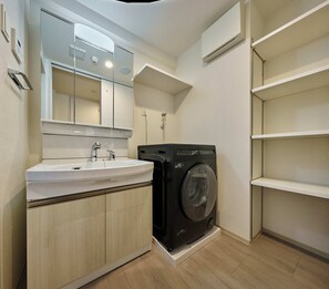 Combined shower/bathtub, hair dryer, slippers, towels - Grand Residence Hotel Hakata Premier  (Fukuoka)