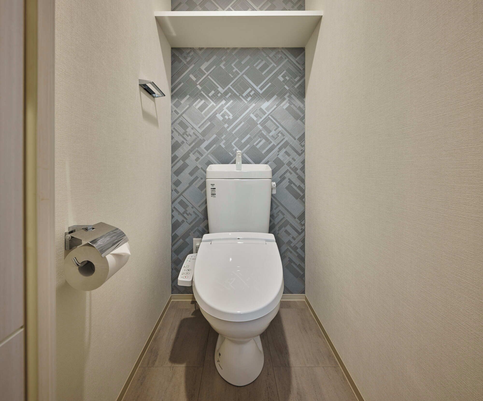 Combined shower/tub, hair dryer, slippers, towels