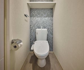 Combined shower/bathtub, hair dryer, slippers, towels - Grand Residence Hotel Hakata Premier  (Fukuoka)
