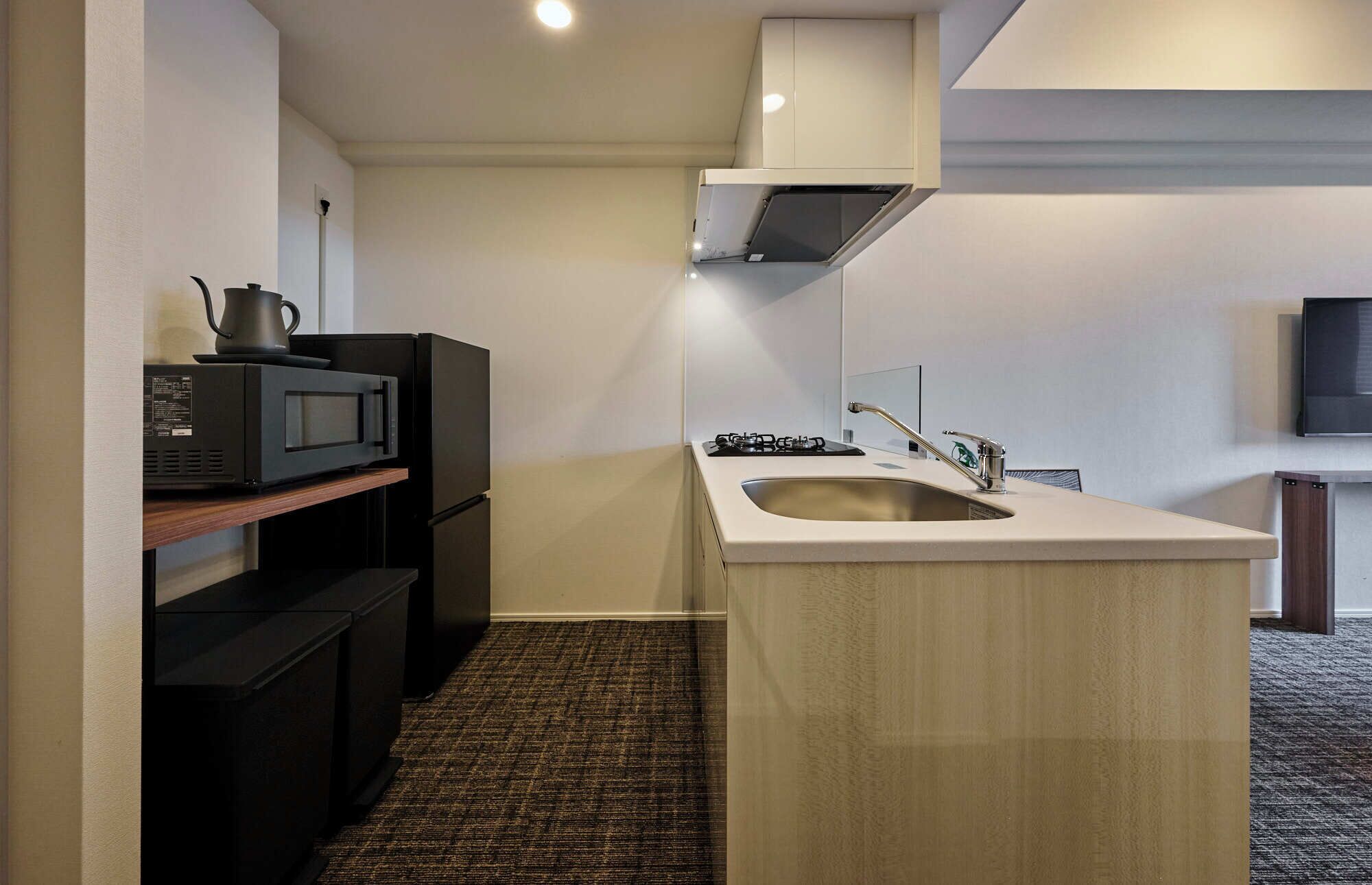 Twin Room | Private kitchen | Full-size fridge, stovetop, electric kettle, cookware/dishes/utensils