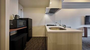 Twin Room | Private kitchen | Full-size fridge, stovetop, electric kettle, cookware/dishes/utensils