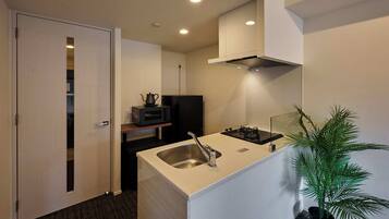 Twin Room | Private kitchen | Full-size fridge, stovetop, electric kettle, cookware/dishes/utensils