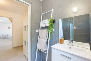 Een douche, handdoeken