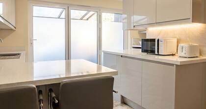 Sleeps 6 House with Free Parking · Walk to Cherry Tree Wood, East Finchley