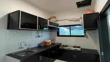 Family Villa, Lake View | Private kitchen